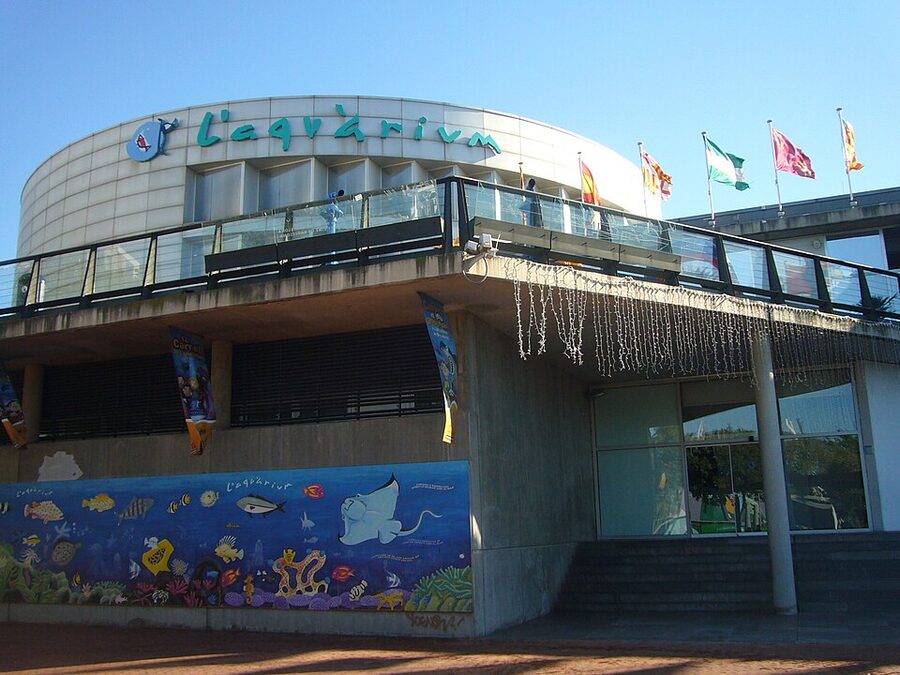L Aquarium Barcelona building exterior at Port Vell