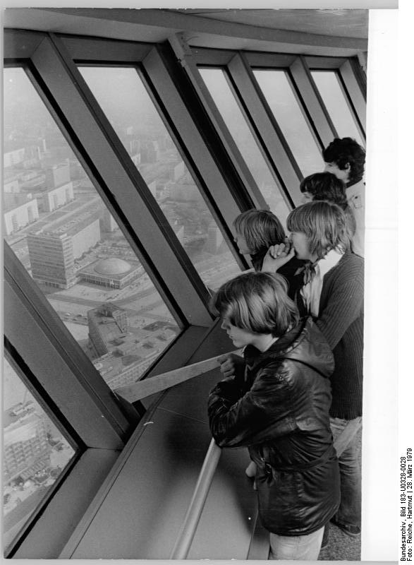 Bundesarchiv 1970 photo of the Fernsehturm observation deck interior