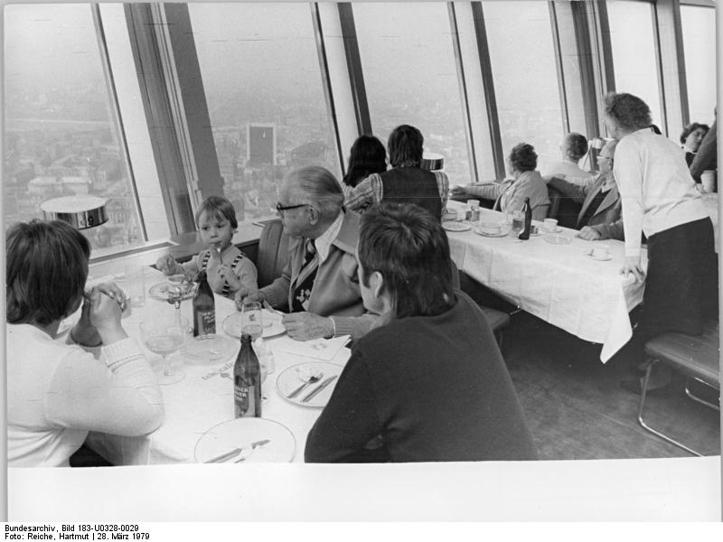 Bundesarchiv 1970 photo of TeleCafe interior in Fernsehturm