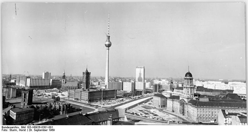 Bundesarchiv 1969 photo of Fernsehturm with Rotes Rathaus