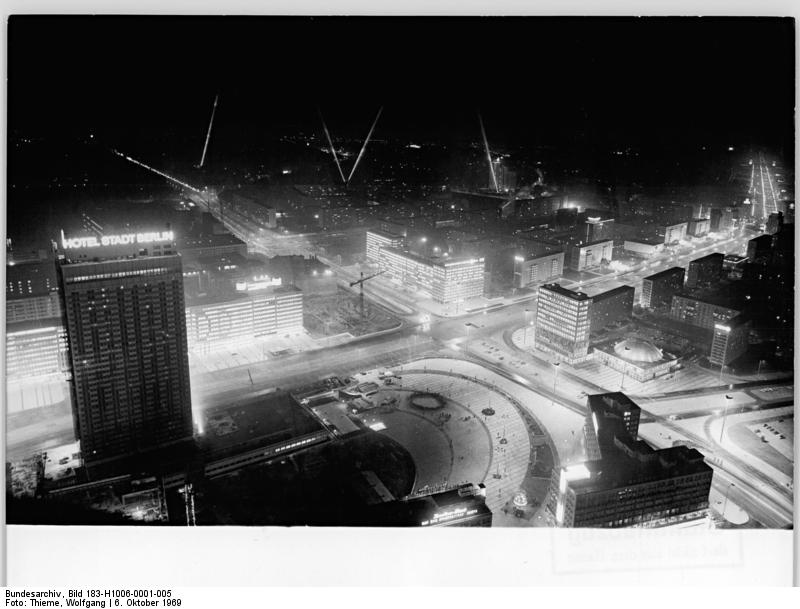 Bundesarchiv 1969 night view from Fernsehturm onto Alexanderplatz