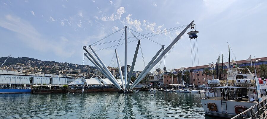 Il Bigo lift in the Porto Antico of Genova by Renzo Piano