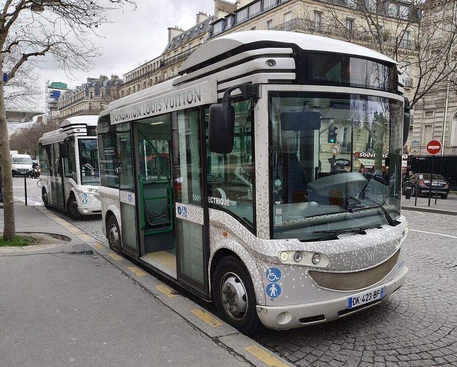Dedicated Bluebus shuttle to the Fondation Louis Vuitton in Paris