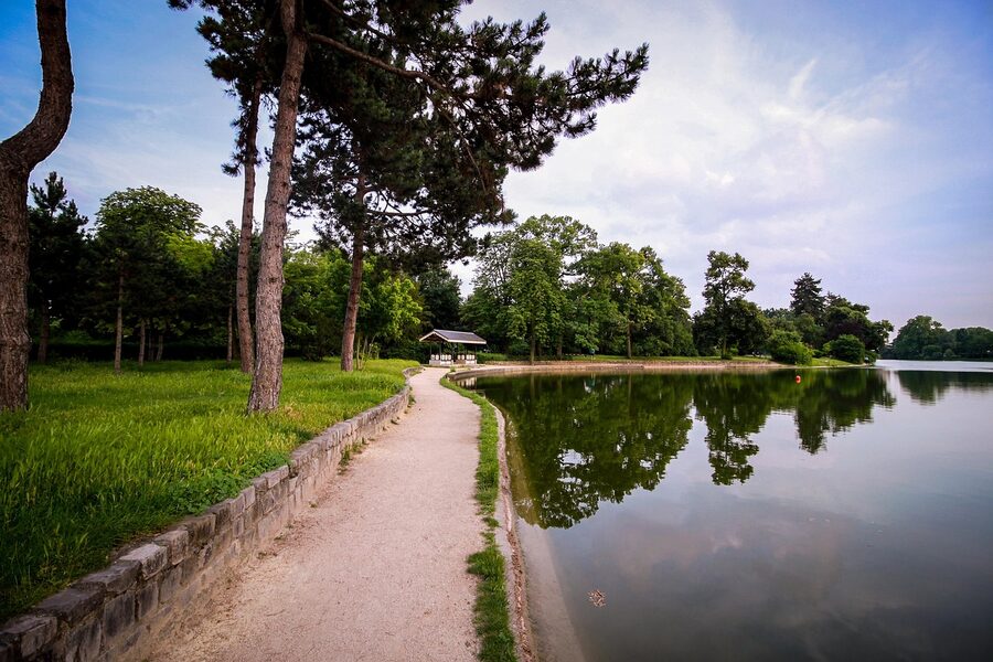 Greenery and lake view in the Bois de Boulogne Paris