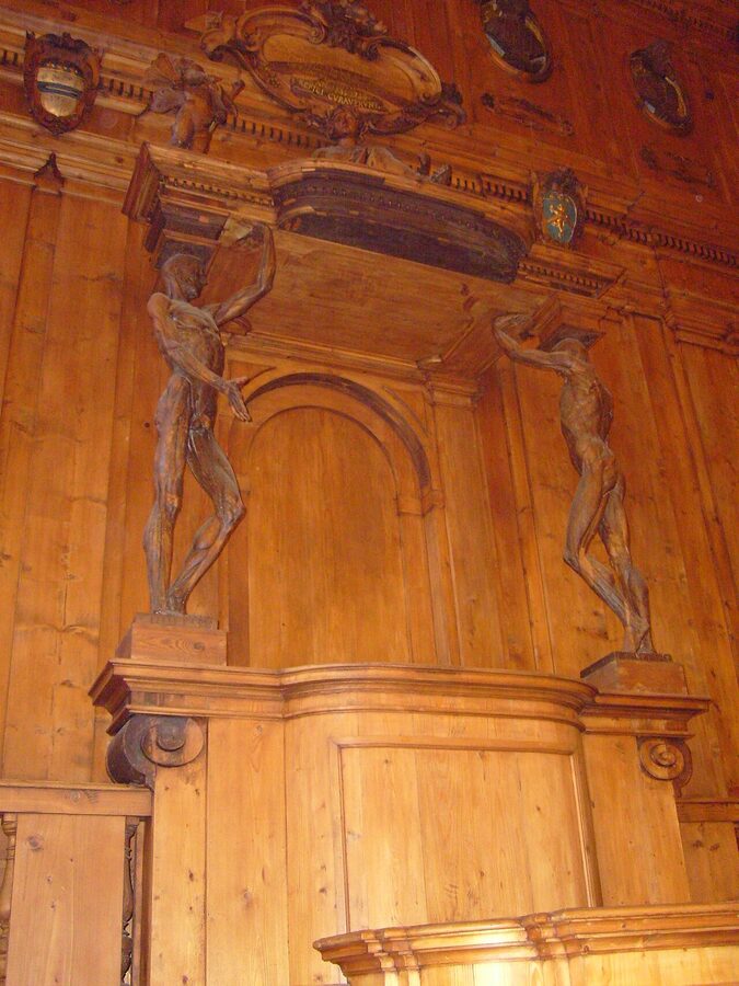 The Spellati skinned statues holding up the teacher chair Bologna