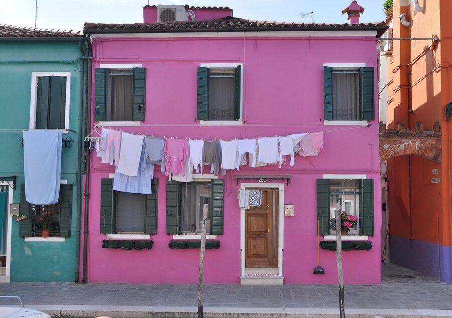Burano house with laundry strung across a colorful facade
