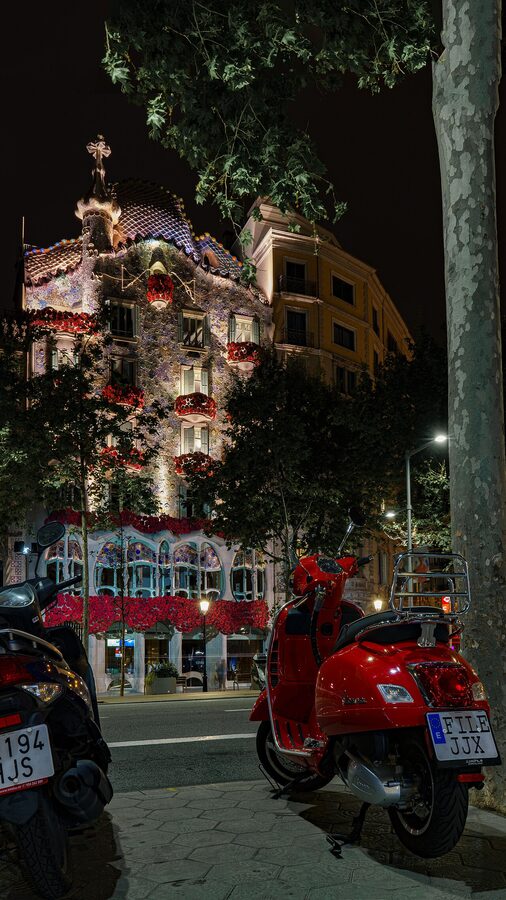Casa Batllo facade illuminated at night