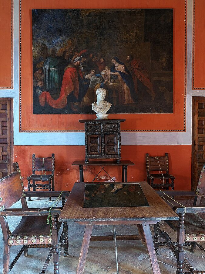 Salon Rosa pink salon at Casa de Pilatos with Roman statuary