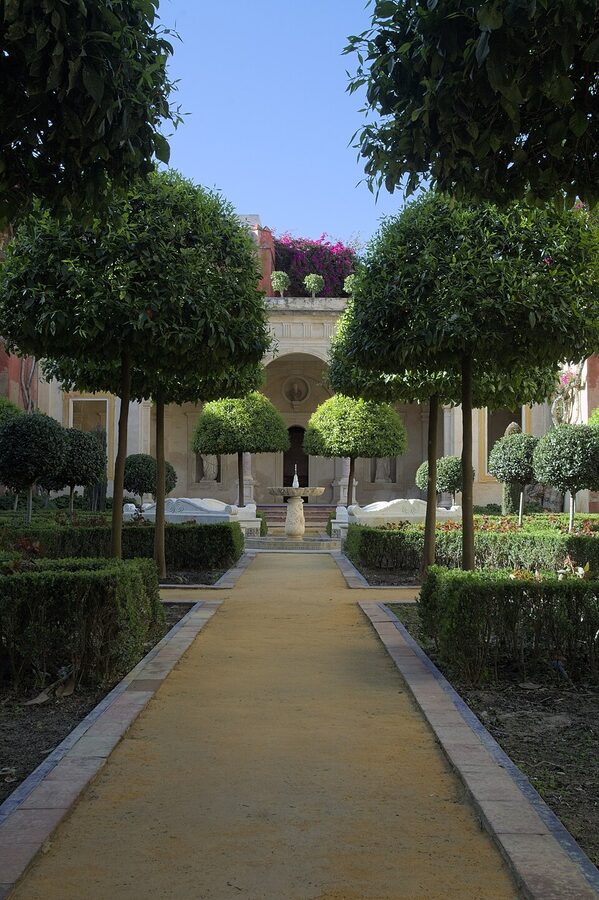 Small garden Jardin Chico at Casa de Pilatos with star pond