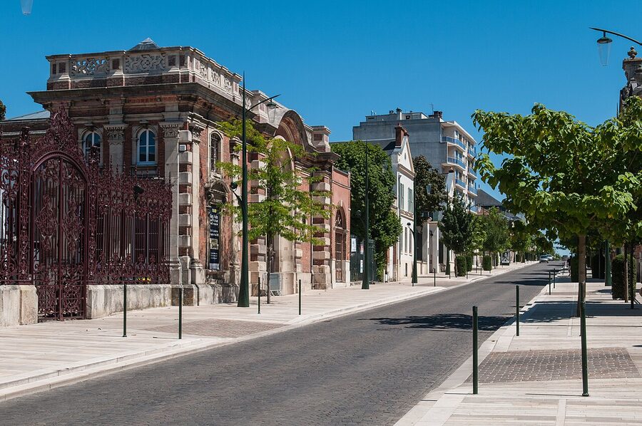 Avenue de Champagne in Epernay champagne house facades