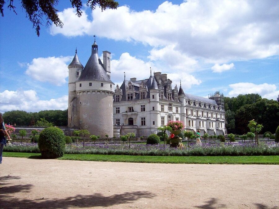 Chenonceau castle park lawn entrance