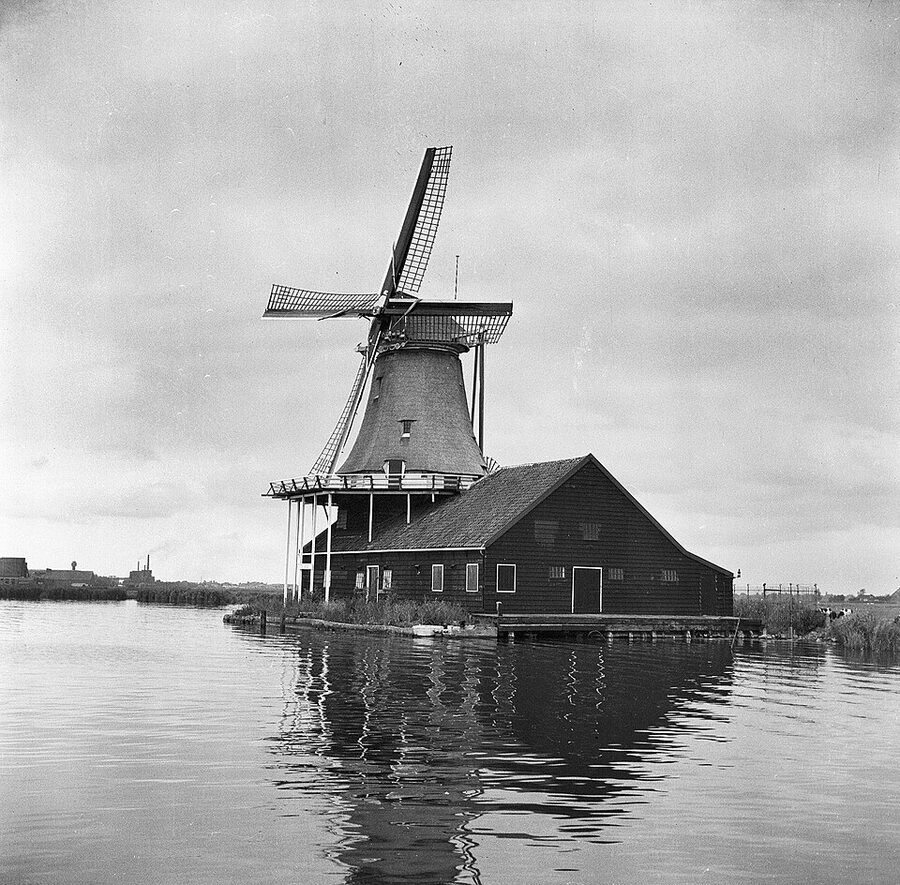 De Kat paint windmill exterior at Zaandam