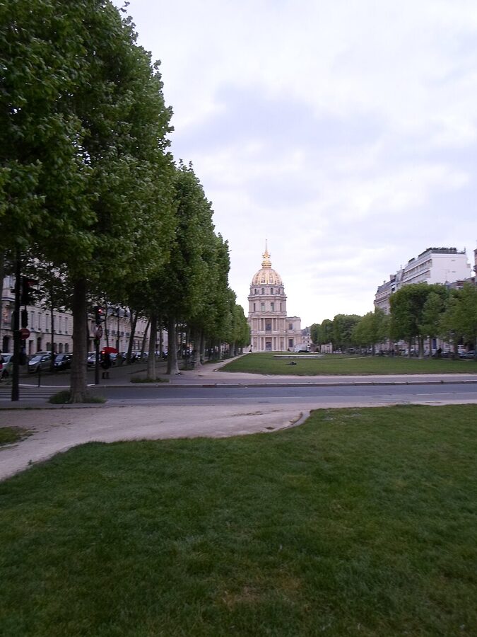 Esplanade des Invalides leading north toward the Pont Alexandre III