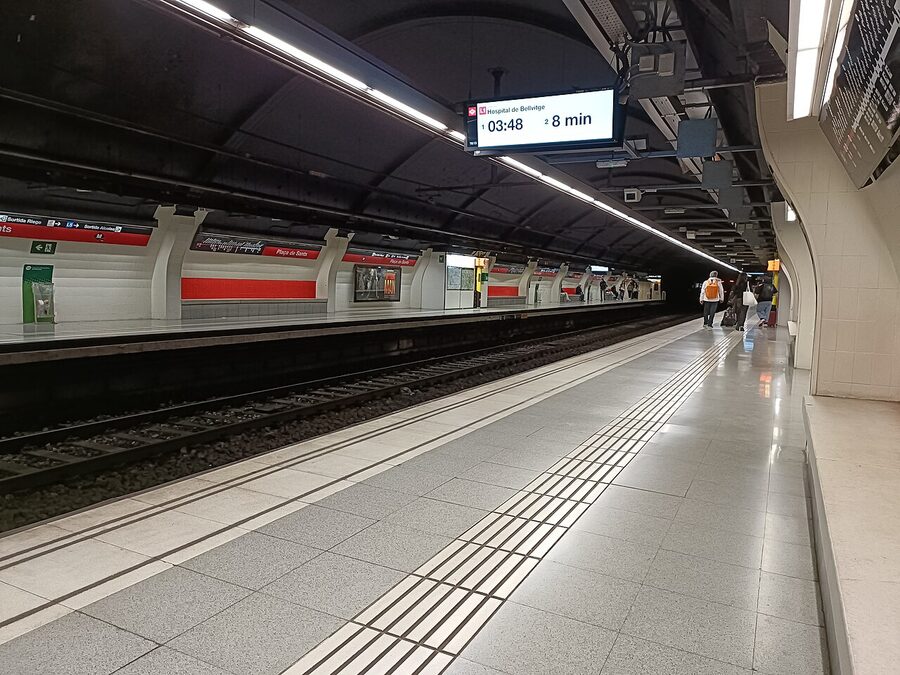 Plaça de Sants L1 metro platform Barcelona