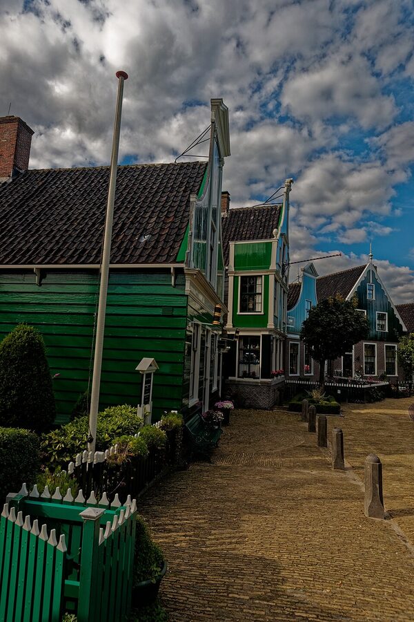 Kalverringdijk path through Zaanse Schans windmill row