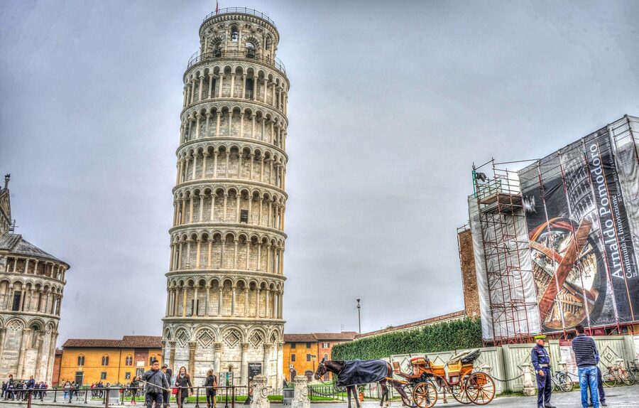 Horse and carriage at the base of the Leaning Tower of Pisa