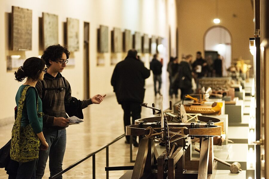 Main hall of the Galleria Leonardo da Vinci with reconstruction models and frescoes