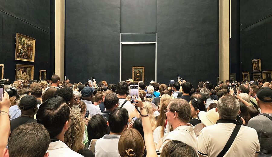Crowd in front of the Mona Lisa in Salle 711 Louvre