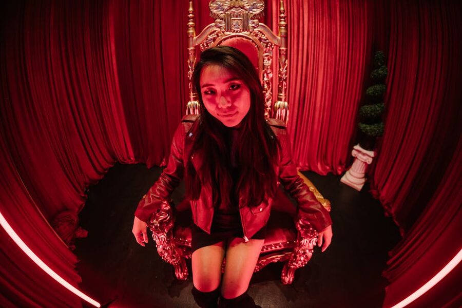 Throne room portrait staging at Madame Tussauds