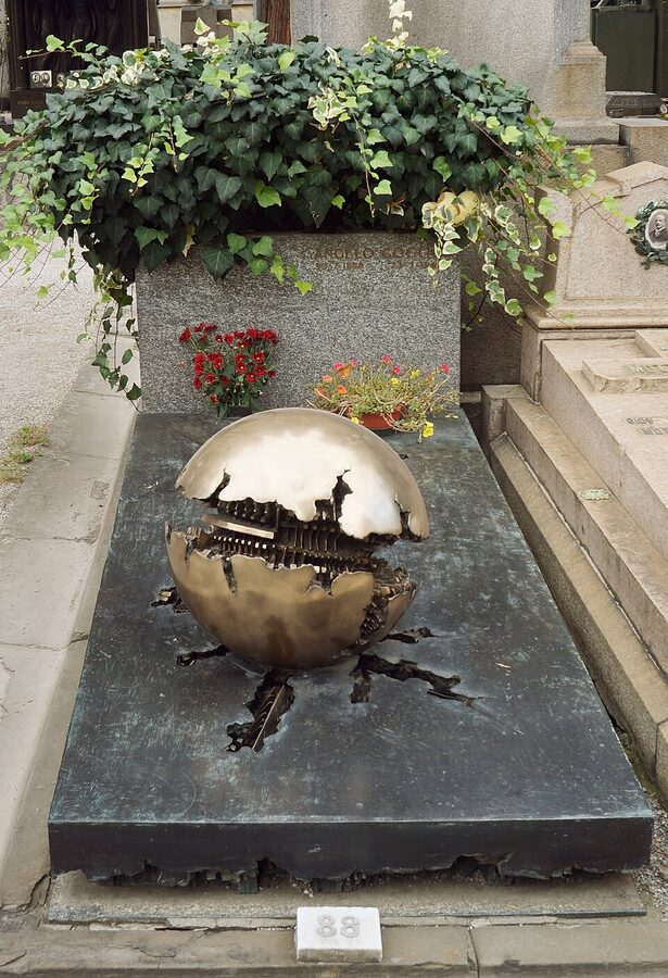 Cimitero Monumentale Milan tomb sculpture