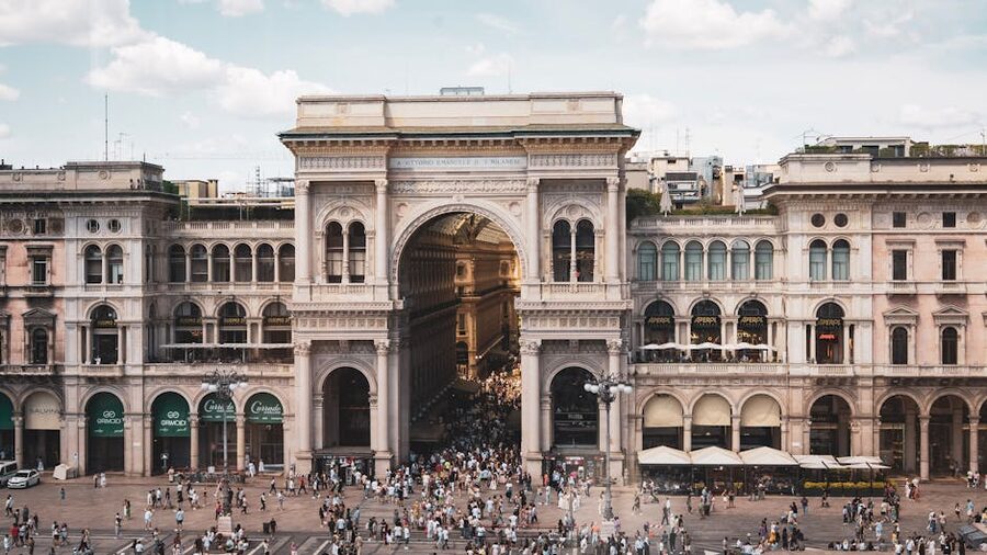 Crowded Galleria Vittorio Emanuele II Milan