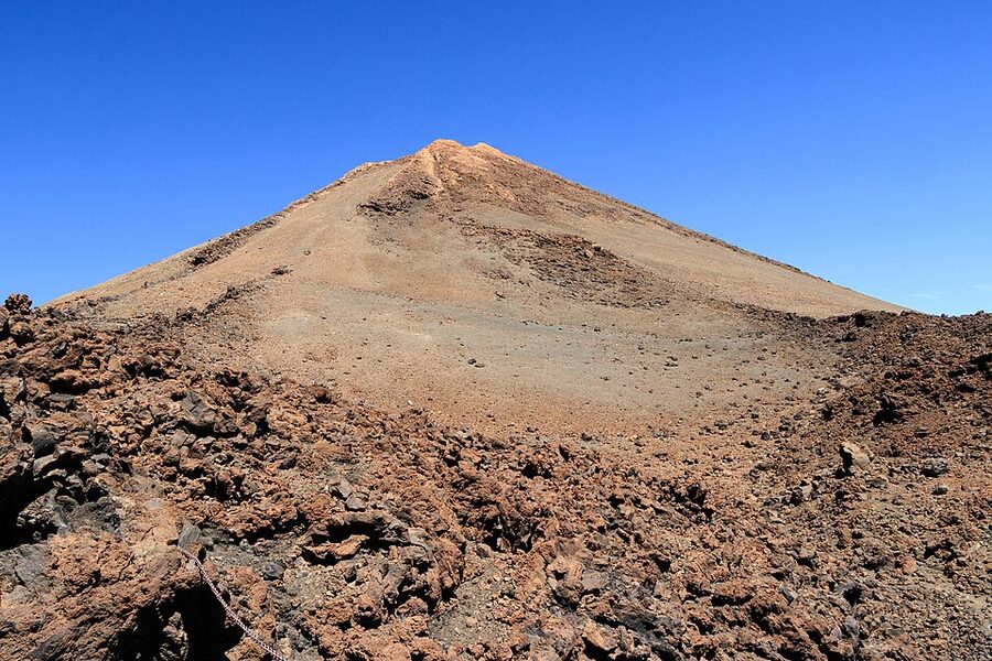 The marked footpath up to the Mount Teide summit at 3718m