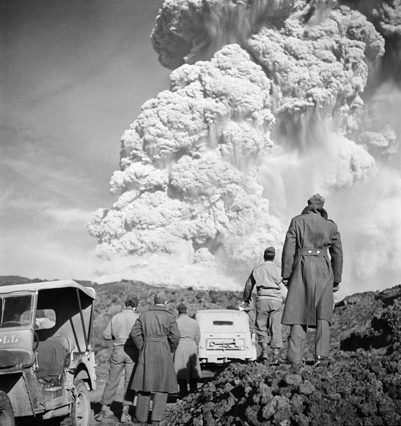 American soldiers observe Vesuvius eruption 1944