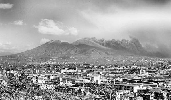 Vesuvius eruption March 1944 seen from Naples