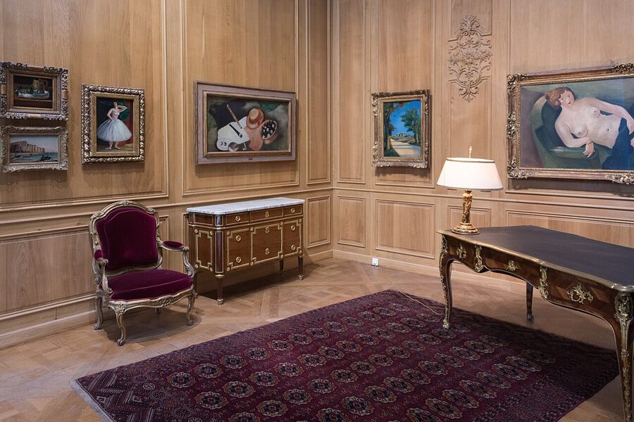 Interior corridor and stairs of the Musée de l'Orangerie