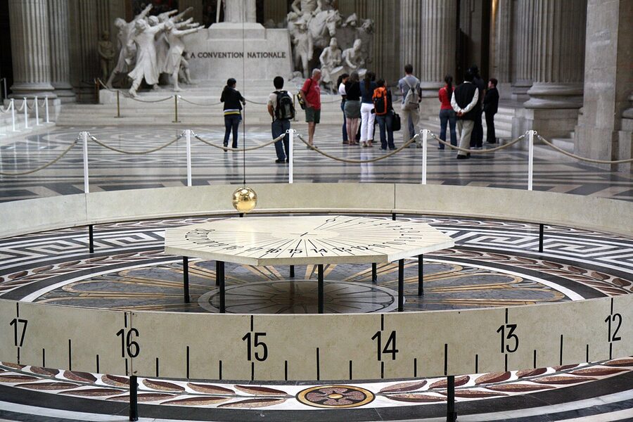 Foucault pendulum swinging under the Panthéon dome