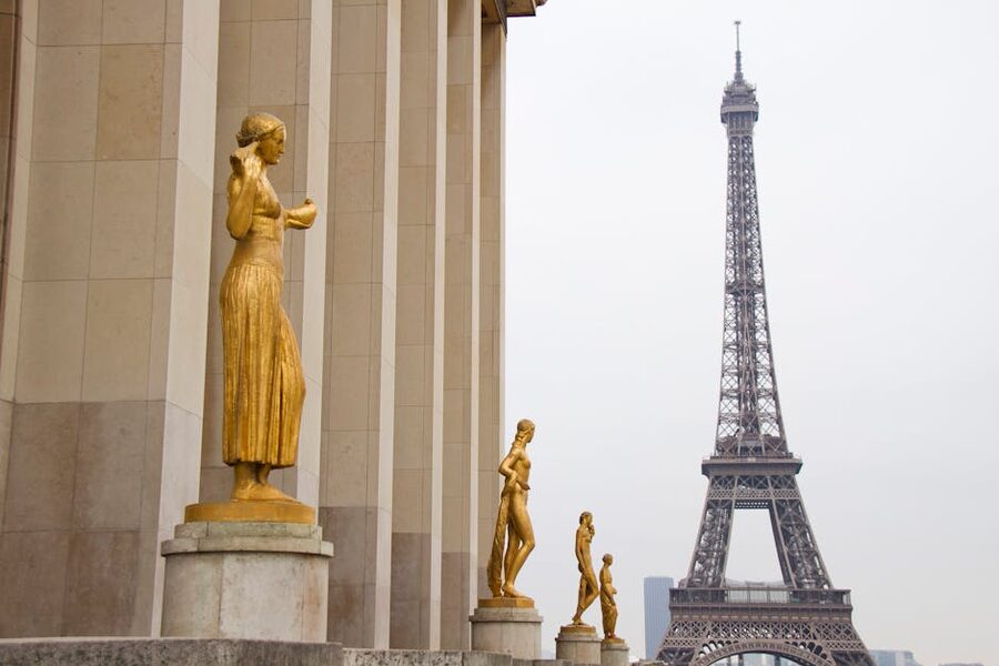 Trocadéro golden statues with Eiffel Tower view