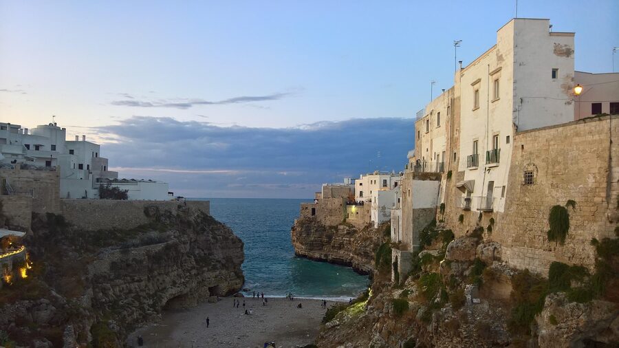 Polignano a Mare cliff balcony glimpse over Adriatic