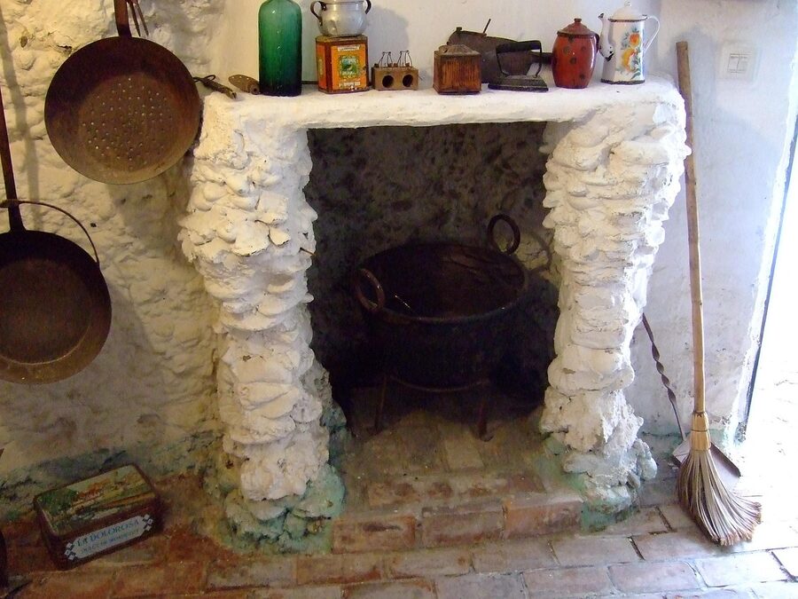 Sacromonte cave kitchen interior whitewashed Granada