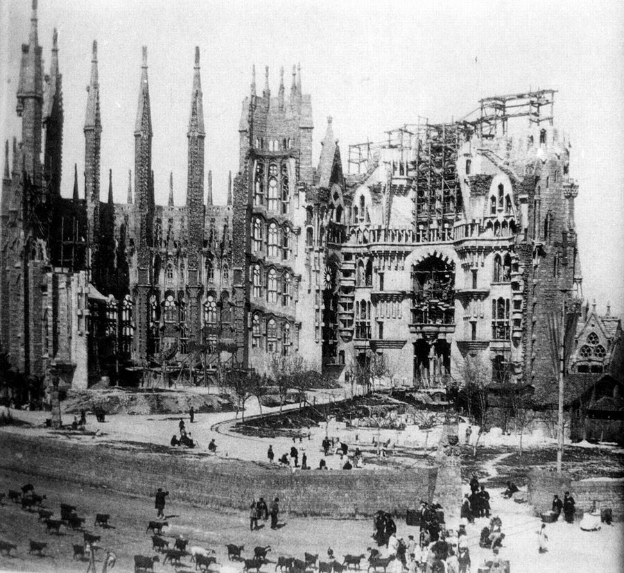 Sagrada Familia under construction circa 1915