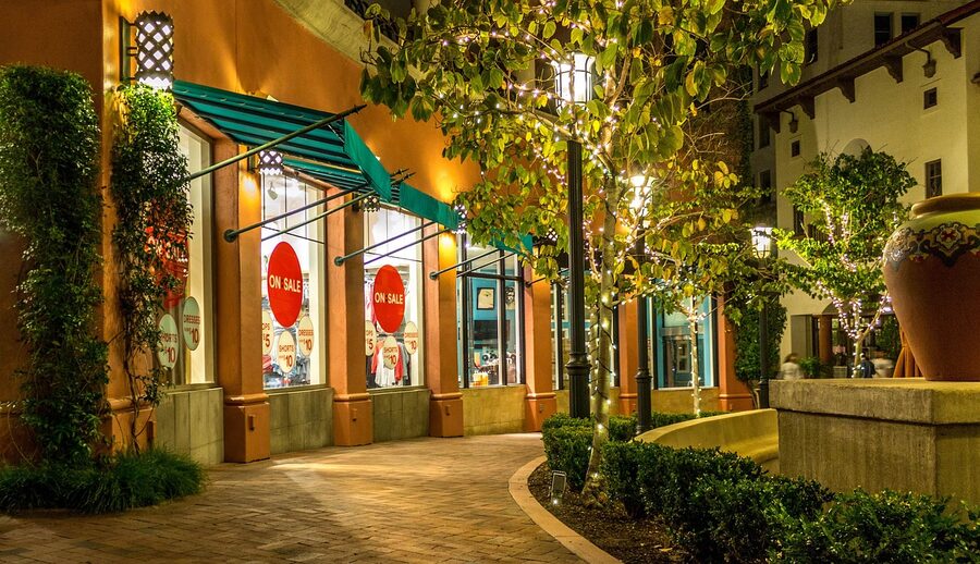Shopping plaza retail crowd at outlet centre