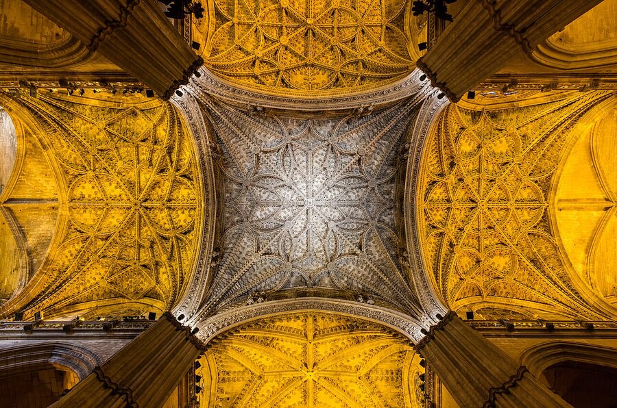 Crucero crossing of Seville Cathedral with Gothic vaulting