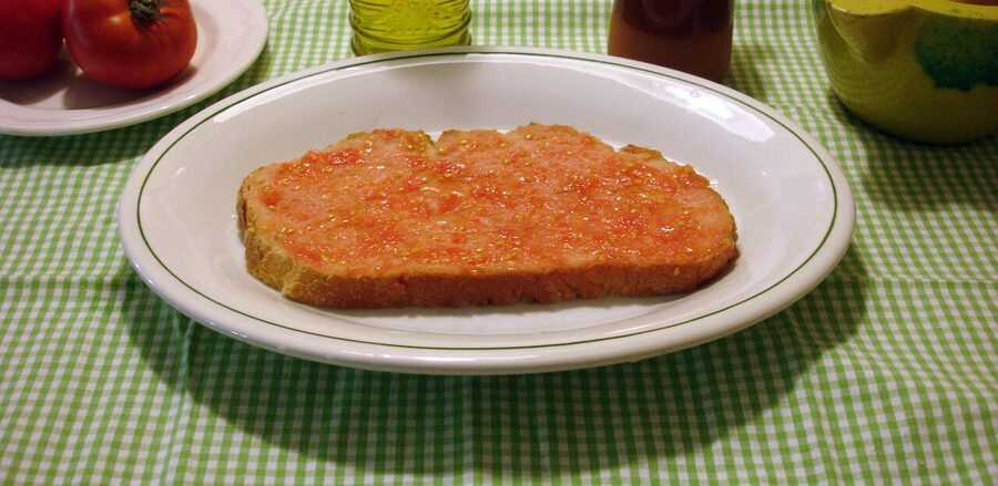Pa amb tomaquet, the Catalan toasted bread with tomato